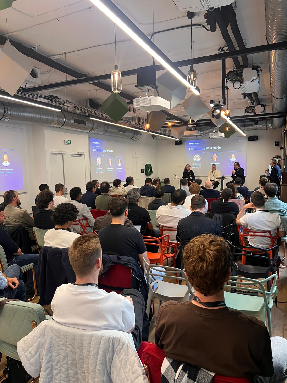 Salle comble au meetup EasyPartner sur les métiers de l'IA, le 4 juin 2026 à Paris, avec les intervenants sur scène